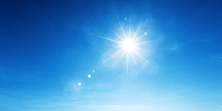Cielo azzurro sole. ? Depositphotos