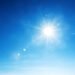 Cielo azzurro sole. ? Depositphotos
