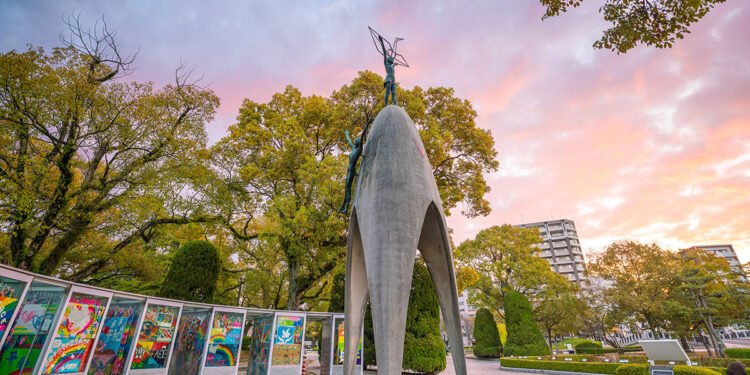 Monumento alla pace dei bambini nel Parco Memoriale della Pace di Hiroshima. ? Depositphotos