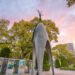 Monumento alla pace dei bambini nel Parco Memoriale della Pace di Hiroshima. ? Depositphotos