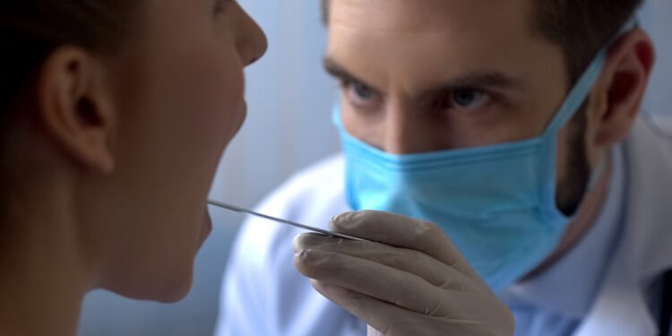 Otorino visita. ? Depositphotos