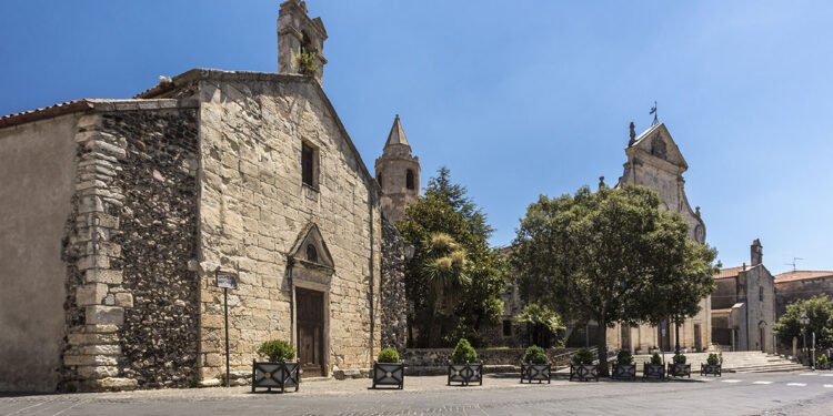 Piazza San Pietro, Ploaghe. ? Depositphotos