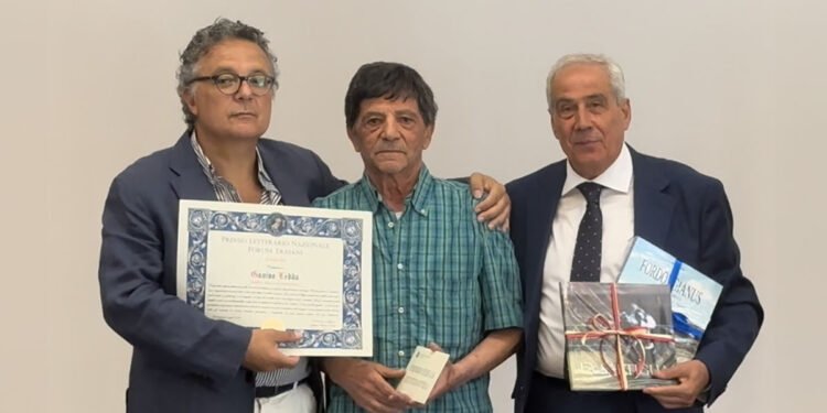 Premio letterario “Forum Traiani”: Gavino Ledda con Massimo Onofri, presidente di Giuria (sx) e il Presidente del Premio, Mario Zedda (dx)