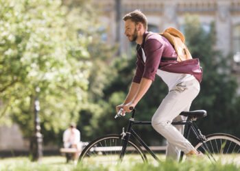 Ragazzo bicicletta. 📷 Depositphotos