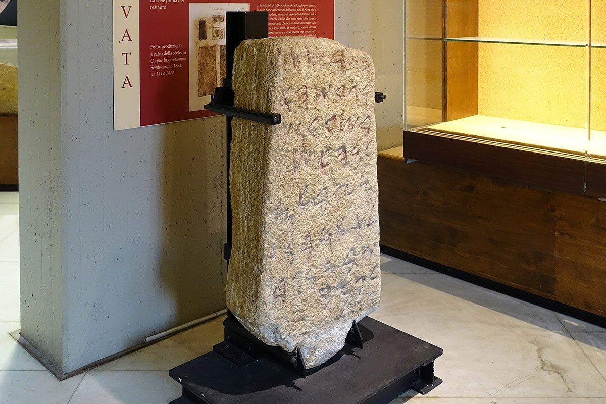 La Stele di Nora al Museo Archeologico Nazionale di Cagliari. ? Olaf Tausch