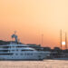 Yacht di lusso ormeggiato a Porto Cervo. ? Depositphotos