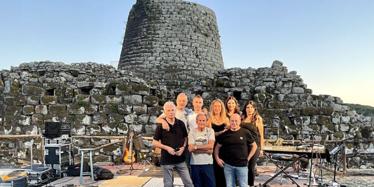 I Bertas davanti al nuraghe Santu Antine
