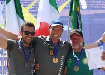 Il podio individuale ai mondiali deltaplano 2023: da sinistra Laurenzi, Ploner e il brasiliano Sandoli. 📷 Flavio Tebaldi
