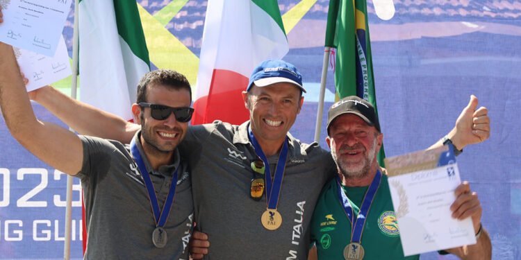 Il podio individuale ai mondiali deltaplano 2023: da sinistra Laurenzi, Ploner e il brasiliano Sandoli. ? Flavio Tebaldi