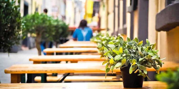 Tavoli sulla strada ad Alghero