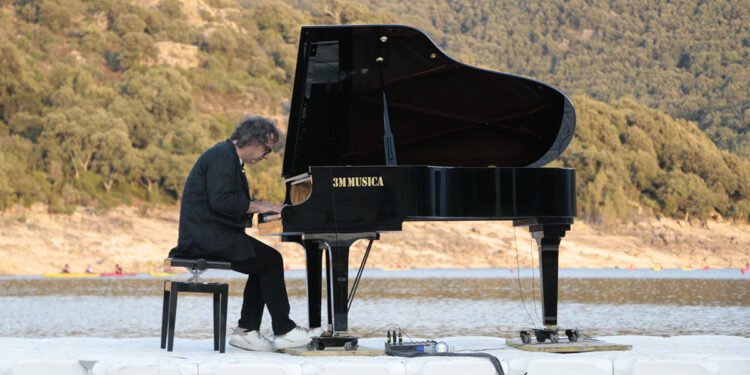 Remo Anzovino sul lago di Gusana - Esperienze e suoni d’acqua festival