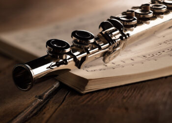 Flauto traverso con spartito. ? Depositphotos