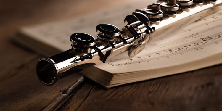 Flauto traverso con spartito. ? Depositphotos