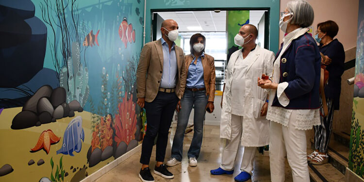 La garante regionale Carla Puligheddu all'ingresso del Materno infantile dell’Aou di Sassari