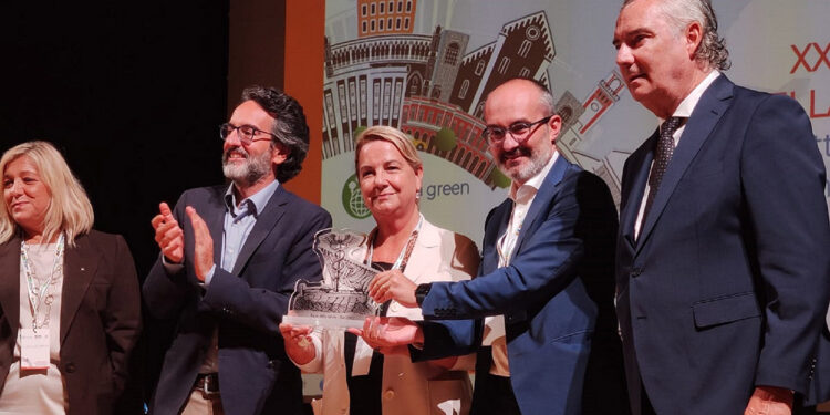 Il Sindaco Truzzu e l'Assessora Lantini con l'Oscar della Salute 2023