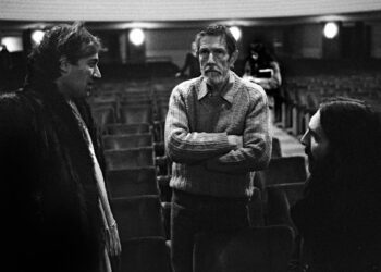 John Cage nel 1976 al teatro lirico di Milano con Patrizio Fariselli e Demetrio Stratos 📷 Roberto Masotti