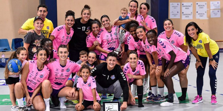 La Raimond Ego Sassari festeggia la vittoria della seconda “Handball Cup in rosa”. ? Claudio Atzori