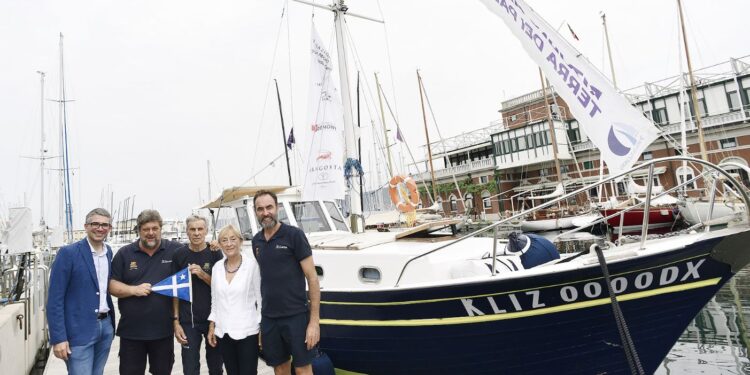 L’assessore Roberti insieme all’equipaggio dell’imbarcazione Klizia e la presidente della Società Triestina della Vela Marina Simoni