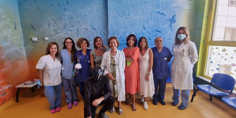 Manu Invisible nel reparto di pediatria del San Martino di Oristano