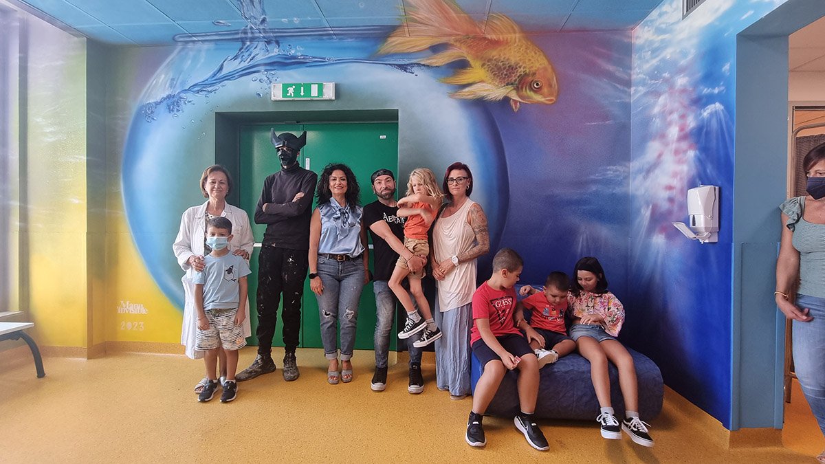 Manu Invisible nel reparto di pediatria del San Martino di Oristano