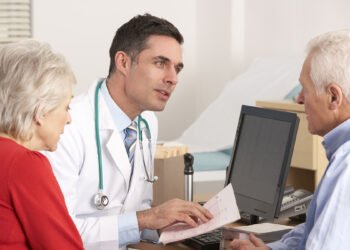 Medico con due pazienti anziani. ? Depositphotos