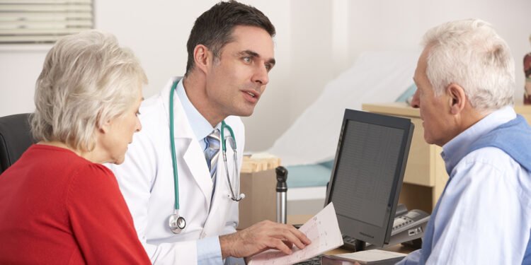 Medico con due pazienti anziani. ? Depositphotos