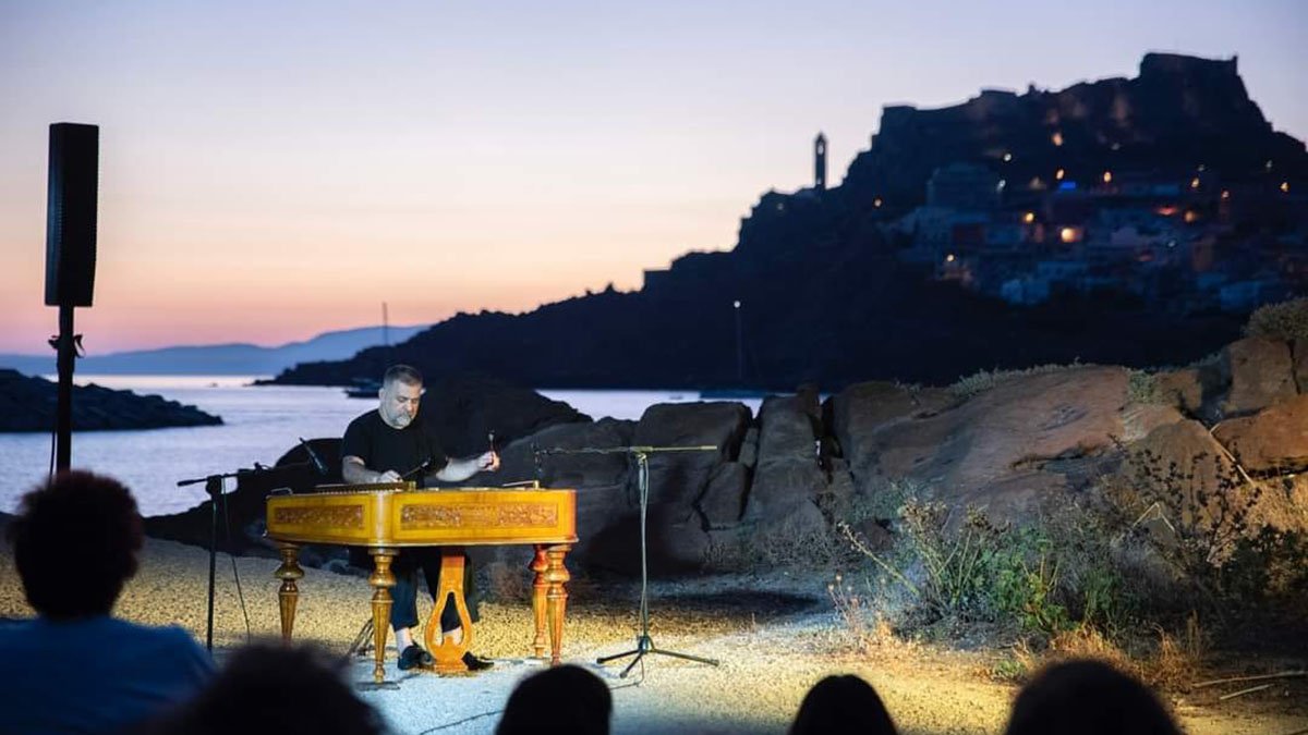 Musica sulle Bocche 2023 - Castelsardo, Concerto all'alba di Miklòs Lukàcs. ©Gianfranco Fine