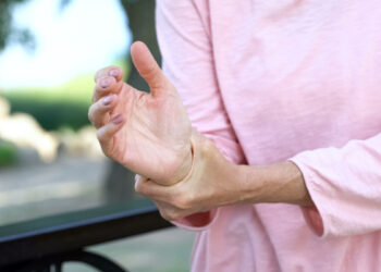 Osteoporosi anziano. ? Depositphotos