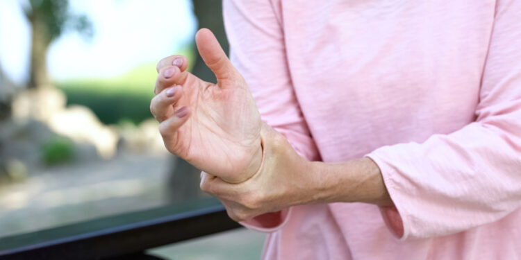 Osteoporosi anziano. ? Depositphotos