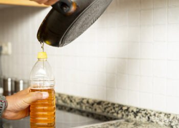 Raccolta olio usato esausto. ? Depositphotos