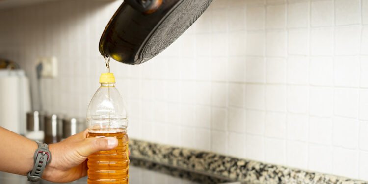 Raccolta olio usato esausto. ? Depositphotos