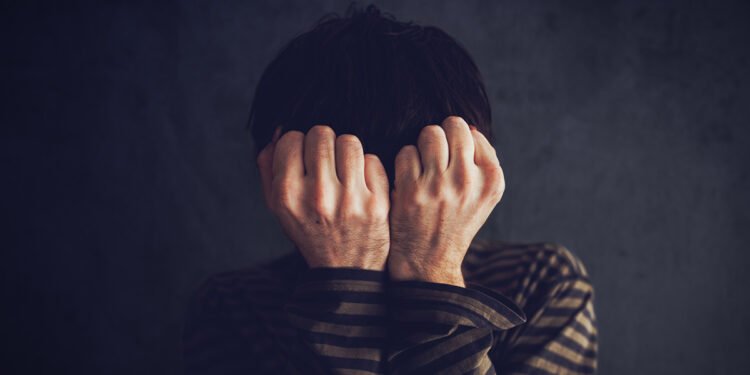 Salute mentale, uomo con le mani sul volto. ? Depositphotos