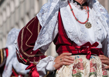 Dettaglio di un abito tradizionale sardo. ? AdobeStock | nextyle