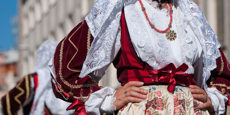 Dettaglio di un abito tradizionale sardo. 📷 AdobeStock | nextyle
