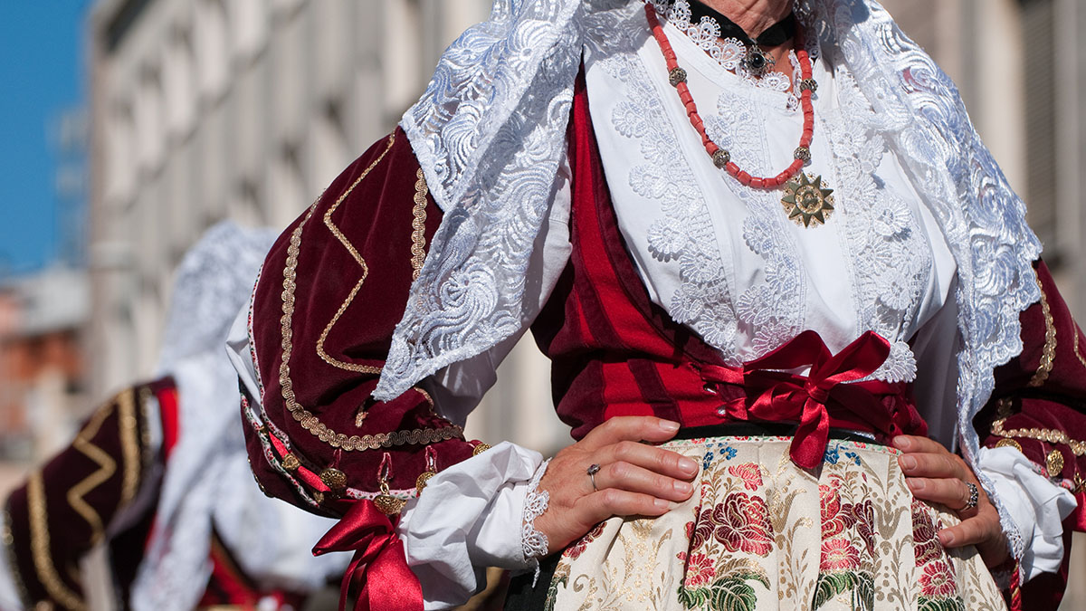 Dettaglio di un abito tradizionale sardo. 📷 AdobeStock | nextyle
