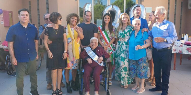 La centenaria Maria Cuccu con la famiglia e l'assessore Murru