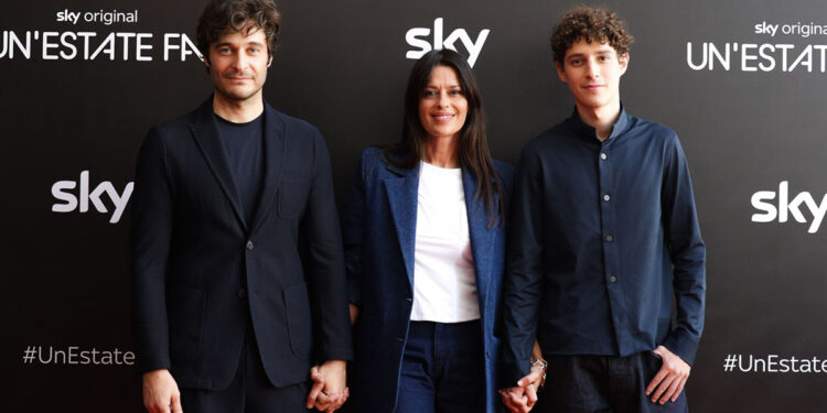 “Un'estate fa”: Lino Guanciale, Claudia Pandolfi e Filippo Scotti