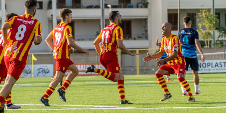 L'esultanza di Meloni dell'Alghero Calcio
