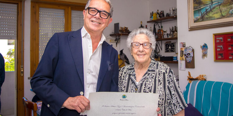 Antonietta Ciapeddu, neocentenaria di Olbia, con il Sindaco Nizzi
