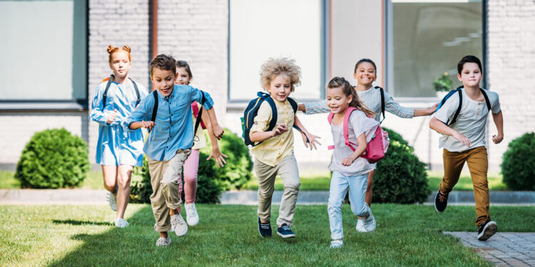 Bambini scuola prato. ? Depositphotos