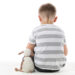 Bambino seduto di spalle, autismo. ? Depositphotos