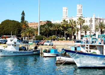Cagliari, scorcio del Porto e di Palazzo Civico