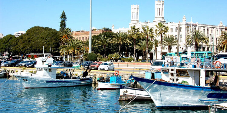 Cagliari, scorcio del Porto e di Palazzo Civico