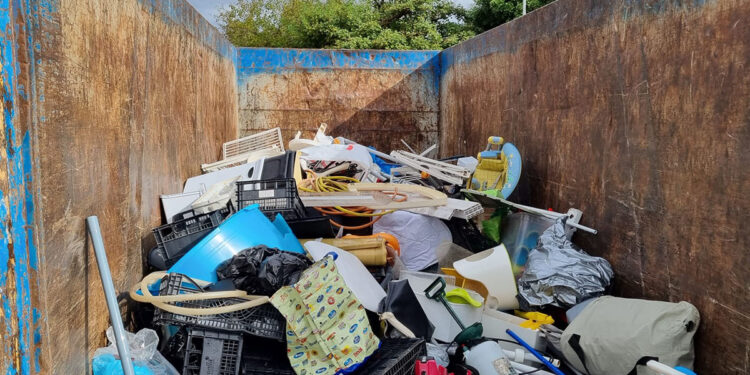 Alghero, grande successo per la prima giornata di “Desbarrassa - ne tot”