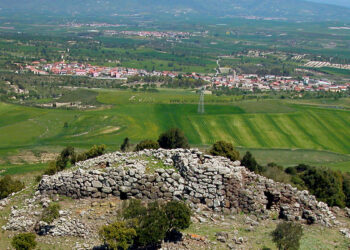 Il Nuraghe Sa Fogaia e Siddi sullo sfondo. ? Coop. Villa Silli