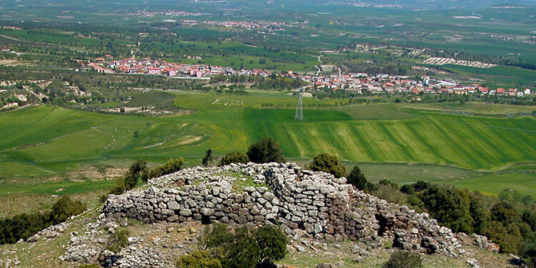 Il Nuraghe Sa Fogaia e Siddi sullo sfondo. ? Coop. Villa Silli