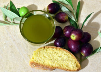 Olio d'oliva. 📷 Ulrike Leone | Pixabay