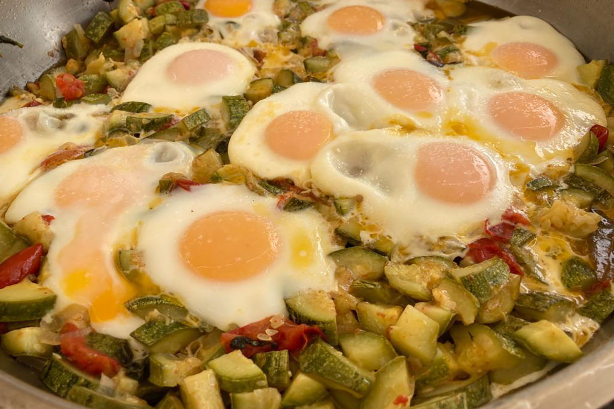 Copaça de ceba amb ous protagonista a PlaçAlguer 