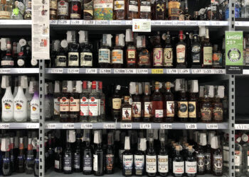 Superalcolici supermercato. ? Depositphotos