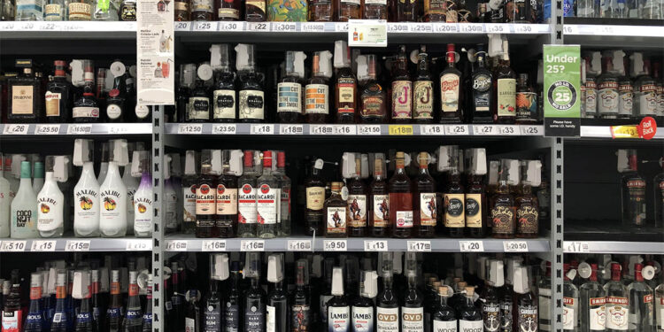 Superalcolici supermercato. ? Depositphotos